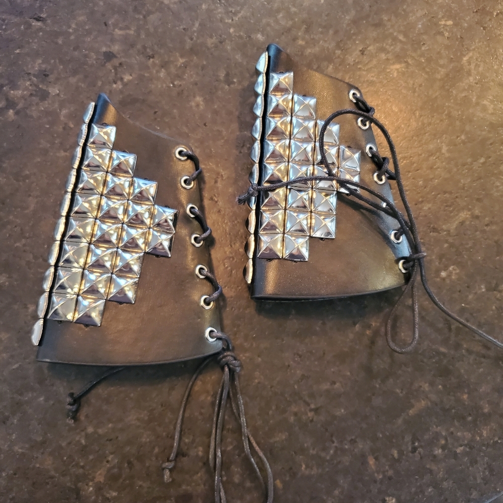 🐕 Pair of black leather studded gauntlets - Picture 3 of 6